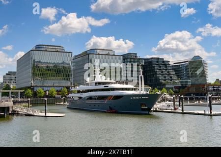 Washington DC, USA - 1. Mai 2024: Luxusyacht Constance liegt vor der Wharf-Anlage am Potomac River in Washington DC Stockfoto