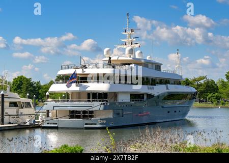 Washington DC, USA - 3. Mai 2024: Rückansicht der Luxus-Superyacht Constance, die am Standort Wharf am Potomac River in Washington DC liegt. Stockfoto