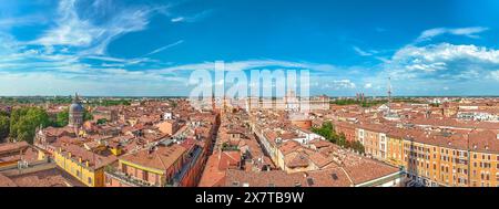 Panoramablick auf Modenas pulsierende Innenstadt, erfasst vom berühmten Ghirlandina Glockenturm, der den Herzoglichen Palast der Militärakademie und zeigt Stockfoto