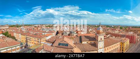 Blick aus der Vogelperspektive auf die Innenstadt von Modena mit historischer Architektur und dem Rathaus vom berühmten Ghirlandina-Glockenturm der Duomo-Kathedrale aus Stockfoto