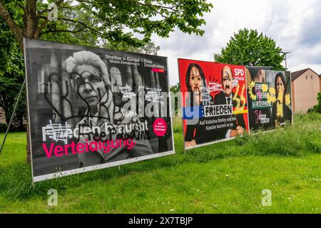 Beschmierte Wahlplakate von FDP, SPD, Grüne, mit Symbolen und Parolen beschmiert, beschrieben, übersprayt, teils mit rechten Parolen, an der Friedrich-Ebert-Straße in Bottrop, NRW, Deutschland beschmierte Wahlplakate *** graffierte Wahlplakate von FDP, SPD, Grüne, beschmiert mit Symbolen und Slogans, beschmiert, aufgeschrieben, übersprüht, teils mit rechten Slogans, teils mit rechten Slogans, an der Friedrich-Ebert-Straße in Bottrop, NRW, Deutschland graffierte Wahlplakate Stockfoto