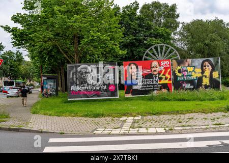 Beschmierte Wahlplakate von FDP, SPD, Grüne, mit Symbolen und Parolen beschmiert, beschrieben, übersprayt, teils mit rechten Parolen, an der Friedrich-Ebert-Straße in Bottrop, NRW, Deutschland beschmierte Wahlplakate *** graffierte Wahlplakate von FDP, SPD, Grüne, beschmiert mit Symbolen und Slogans, beschmiert, aufgeschrieben, übersprüht, teils mit rechten Slogans, teils mit rechten Slogans, an der Friedrich-Ebert-Straße in Bottrop, NRW, Deutschland graffierte Wahlplakate Stockfoto