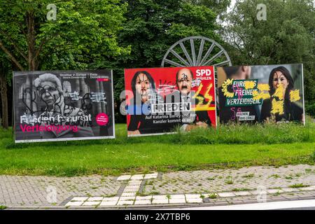 Beschmierte Wahlplakate von FDP, SPD, Grüne, mit Symbolen und Parolen beschmiert, beschrieben, übersprayt, teils mit rechten Parolen, an der Friedrich-Ebert-Straße in Bottrop, NRW, Deutschland beschmierte Wahlplakate *** graffierte Wahlplakate von FDP, SPD, Grüne, beschmiert mit Symbolen und Slogans, beschmiert, aufgeschrieben, übersprüht, teils mit rechten Slogans, teils mit rechten Slogans, an der Friedrich-Ebert-Straße in Bottrop, NRW, Deutschland graffierte Wahlplakate Stockfoto