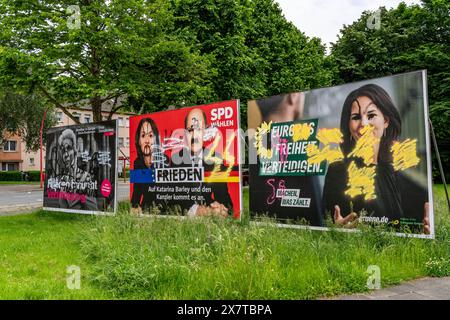 Beschmierte Wahlplakate von FDP, SPD, Grüne, mit Symbolen und Parolen beschmiert, beschrieben, übersprayt, teils mit rechten Parolen, an der Friedrich-Ebert-Straße in Bottrop, NRW, Deutschland beschmierte Wahlplakate *** graffierte Wahlplakate von FDP, SPD, Grüne, beschmiert mit Symbolen und Slogans, beschmiert, aufgeschrieben, übersprüht, teils mit rechten Slogans, teils mit rechten Slogans, an der Friedrich-Ebert-Straße in Bottrop, NRW, Deutschland graffierte Wahlplakate Stockfoto