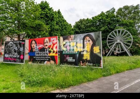 Beschmierte Wahlplakate von FDP, SPD, Grüne, mit Symbolen und Parolen beschmiert, beschrieben, übersprayt, teils mit rechten Parolen, an der Friedrich-Ebert-Straße in Bottrop, NRW, Deutschland beschmierte Wahlplakate *** graffierte Wahlplakate von FDP, SPD, Grüne, beschmiert mit Symbolen und Slogans, beschmiert, aufgeschrieben, übersprüht, teils mit rechten Slogans, teils mit rechten Slogans, an der Friedrich-Ebert-Straße in Bottrop, NRW, Deutschland graffierte Wahlplakate Stockfoto