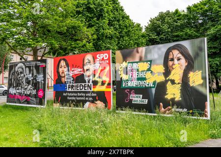 Beschmierte Wahlplakate von FDP, SPD, Grüne, mit Symbolen und Parolen beschmiert, beschrieben, übersprayt, teils mit rechten Parolen, an der Friedrich-Ebert-Straße in Bottrop, NRW, Deutschland beschmierte Wahlplakate *** graffierte Wahlplakate von FDP, SPD, Grüne, beschmiert mit Symbolen und Slogans, beschmiert, aufgeschrieben, übersprüht, teils mit rechten Slogans, teils mit rechten Slogans, an der Friedrich-Ebert-Straße in Bottrop, NRW, Deutschland graffierte Wahlplakate Stockfoto