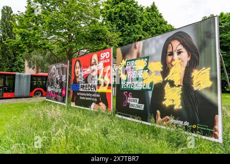 Beschmierte Wahlplakate von FDP, SPD, Grüne, mit Symbolen und Parolen beschmiert, beschrieben, übersprayt, teils mit rechten Parolen, an der Friedrich-Ebert-Straße in Bottrop, NRW, Deutschland beschmierte Wahlplakate *** graffierte Wahlplakate von FDP, SPD, Grüne, beschmiert mit Symbolen und Slogans, beschmiert, aufgeschrieben, übersprüht, teils mit rechten Slogans, teils mit rechten Slogans, an der Friedrich-Ebert-Straße in Bottrop, NRW, Deutschland graffierte Wahlplakate Stockfoto