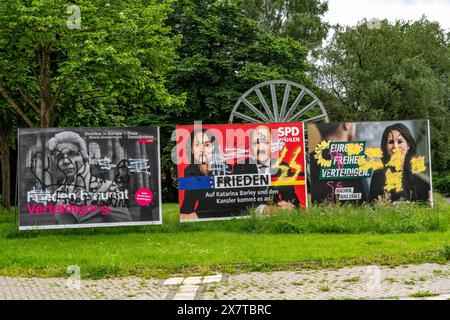 Beschmierte Wahlplakate von FDP, SPD, Grüne, mit Symbolen und Parolen beschmiert, beschrieben, übersprayt, teils mit rechten Parolen, an der Friedrich-Ebert-Straße in Bottrop, NRW, Deutschland beschmierte Wahlplakate *** graffierte Wahlplakate von FDP, SPD, Grüne, beschmiert mit Symbolen und Slogans, beschmiert, aufgeschrieben, übersprüht, teils mit rechten Slogans, teils mit rechten Slogans, an der Friedrich-Ebert-Straße in Bottrop, NRW, Deutschland graffierte Wahlplakate Stockfoto