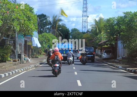 Bali in Indonesien - 02. Februar 2024: Menschen auf dem Motorrad auf den Straßen der Insel Stockfoto