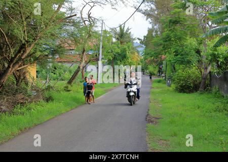 Bali in Indonesien - 02. Februar 2024: Menschen auf dem Motorrad auf den Straßen der Insel Stockfoto