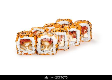 Hühnchen-katsu-Sushi-Brötchen mit Frischkäse und Tomaten, beschichtet mit Tobiko-Reh und Sesamsamen, isoliert auf weißem Hintergrund präsentiert. Traditionell Stockfoto