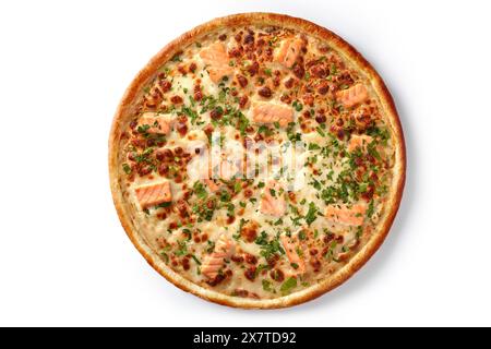 Blick von oben auf appetitliche italienische Meeresfrüchte-Pizza mit gebräunten Kanten, Lachsscheiben auf Cremesauce garniert mit frischem Gemüse, isoliert auf wh Stockfoto