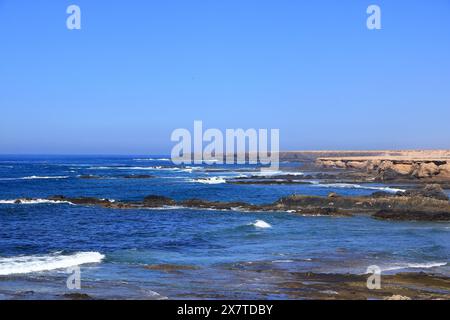 19. November 2023: Puerto de la Cruz, Jandia, Fuerteventura in Spanien: Menschen am felsigen Playa de los Ojos - Los Ojos Beach Stockfoto