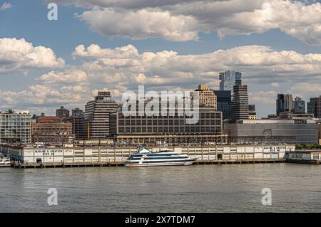 New York, NY, USA - 1. August 2023: Blick auf die Küste des Hudson River zwischen W. Houston und Spring Street unter blauer Wolke. See- und Luftfahrtanleger Stockfoto