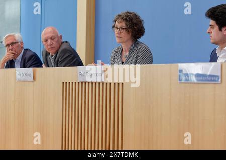 Versammlungsrecht deckt Hochschulprotest gegen Gaza-Krieg 2024 2011-05-21 Deutschland, Berlin - Bundespressekonferenz zu den Protesten an Hochschulen gegen den Krieg in Gaza. Im Bild v.l. Prof. Dr. Clemens Arzt, Professor für Staats- und Verwaltungsrecht mit Schwerpunkt Polizei- und Versammlungsrecht an der HWR Berlin, Prof. Dr. Miriam Rürup, Direktorin des Moses Mendelssohn Zentrums und Professorin für europäisch-jüdische Studien an der Universität Potsdam, Prof. Dr. Michael Wildt, Professor em. Für Deutsche Geschichte im 20. Jahrhundert mit Schwerpunkt Nationalsozialismus an der HU Berlin, und PR Stockfoto