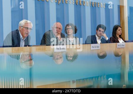 Versammlungsrecht deckt Hochschulprotest gegen Gaza-Krieg 2024 2011-05-21 Deutschland, Berlin - Bundespressekonferenz zu den Protesten an Hochschulen gegen den Krieg in Gaza. Im Bild v.l. Prof. Dr. Clemens Arzt, Professor für Staats- und Verwaltungsrecht mit Schwerpunkt Polizei- und Versammlungsrecht an der HWR Berlin, Prof. Dr. Miriam Rürup, Direktorin des Moses Mendelssohn Zentrums und Professorin für europäisch-jüdische Studien an der Universität Potsdam, Prof. Dr. Michael Wildt, Professor em. Für Deutsche Geschichte im 20. Jahrhundert mit Schwerpunkt Nationalsozialismus an der HU Berlin, und PR Stockfoto