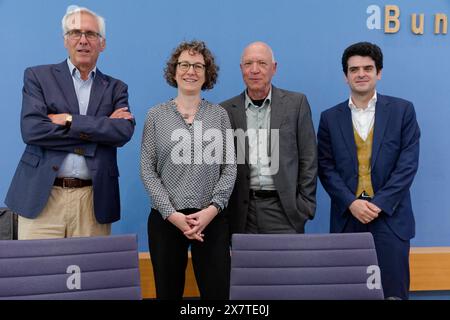 Versammlungsrecht deckt Hochschulprotest gegen Gaza-Krieg 2024 2011-05-21 Deutschland, Berlin - Bundespressekonferenz zu den Protesten an Hochschulen gegen den Krieg in Gaza. Im Bild v.l. Prof. Dr. Clemens Arzt, Professor für Staats- und Verwaltungsrecht mit Schwerpunkt Polizei- und Versammlungsrecht an der HWR Berlin, Prof. Dr. Miriam Rürup, Direktorin des Moses Mendelssohn Zentrums und Professorin für europäisch-jüdische Studien an der Universität Potsdam, Prof. Dr. Michael Wildt, Professor em. Für Deutsche Geschichte im 20. Jahrhundert mit Schwerpunkt Nationalsozialismus an der HU Berlin, und PR Stockfoto