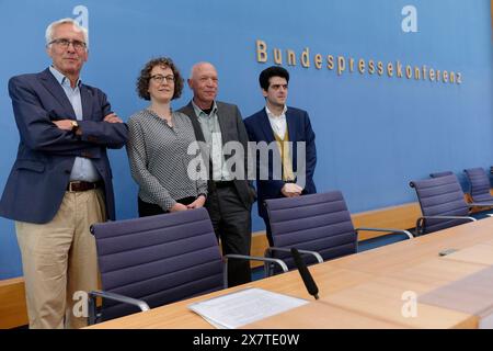 Versammlungsrecht deckt Hochschulprotest gegen Gaza-Krieg 2024 2011-05-21 Deutschland, Berlin - Bundespressekonferenz zu den Protesten an Hochschulen gegen den Krieg in Gaza. Im Bild v.l. Prof. Dr. Clemens Arzt, Professor für Staats- und Verwaltungsrecht mit Schwerpunkt Polizei- und Versammlungsrecht an der HWR Berlin, Prof. Dr. Miriam Rürup, Direktorin des Moses Mendelssohn Zentrums und Professorin für europäisch-jüdische Studien an der Universität Potsdam, Prof. Dr. Michael Wildt, Professor em. Für Deutsche Geschichte im 20. Jahrhundert mit Schwerpunkt Nationalsozialismus an der HU Berlin, und PR Stockfoto