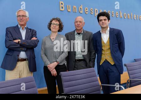 Versammlungsrecht deckt Hochschulprotest gegen Gaza-Krieg 2024 2011-05-21 Deutschland, Berlin - Bundespressekonferenz zu den Protesten an Hochschulen gegen den Krieg in Gaza. Im Bild v.l. Prof. Dr. Clemens Arzt, Professor für Staats- und Verwaltungsrecht mit Schwerpunkt Polizei- und Versammlungsrecht an der HWR Berlin, Prof. Dr. Miriam Rürup, Direktorin des Moses Mendelssohn Zentrums und Professorin für europäisch-jüdische Studien an der Universität Potsdam, Prof. Dr. Michael Wildt, Professor em. Für Deutsche Geschichte im 20. Jahrhundert mit Schwerpunkt Nationalsozialismus an der HU Berlin, und PR Stockfoto