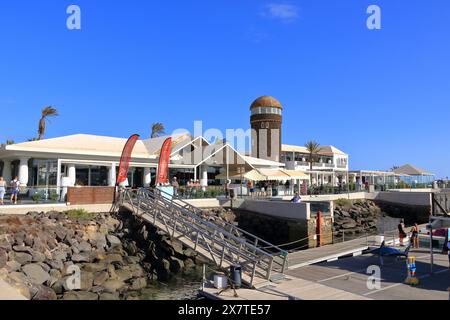 Caleta de Fuste, Fuerteventura in Spanien - 24. November 2023: Marina des Seehafens in der Ferienstadt am atlantik Stockfoto