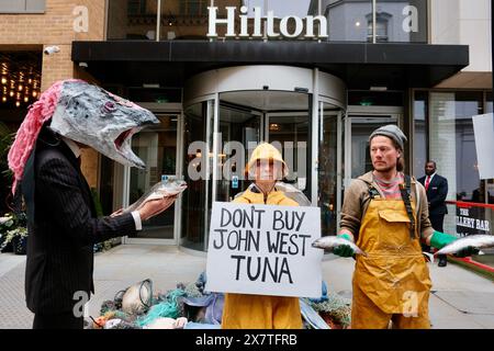 London, England, Großbritannien. Mai 2024. Ocean Rebellion, eine Umweltaktivist-Gruppe, veranstaltet einen dramatischen Protest gegen John West Tuna beim Blue Food Innovation Summit. Die Aktivisten kritisieren den Gipfel, weil er sich auf die grünliche Reinigung der industriellen Fischerei konzentriert, anstatt seine Auswirkungen auf die biologische Vielfalt der Meere zu thematisieren. (Kreditbild: © Joao Daniel Pereira/ZUMA Press Wire) NUR REDAKTIONELLE VERWENDUNG! Nicht für kommerzielle ZWECKE! Stockfoto