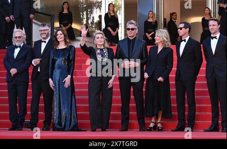 (Links-rechts) Fabrice Luchini, Christophe Honoré, Chiara Mastroianni, Catherine Deneuve, Benjamin Biolay, Nicole Garcia, Melvil Poupaud und Hugh Skinner nehmen an der Premiere von Marcello Mio während der 77. Filmfestspiele in Cannes Teil. Bilddatum: Dienstag, 21. Mai 2024. Stockfoto