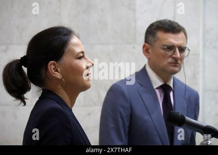 Nicht exklusiv: KIEW, UKRAINE - 21. MAI 2024 - Außenminister der Ukraine Dmytro Kuleba und Bundesminister für auswärtige Angelegenheiten der Fed Stockfoto