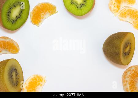 Ein paar gelbe und grüne Kiwis und Mandarinenpfade. Auf weißem Hintergrund. Stockfoto