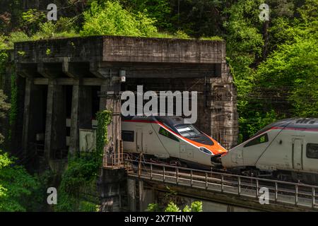 Roter Hochgeschwindigkeitszug von Italien in die Schweiz in der Nähe des Bahnhofs Varzo Italien 05 11 2024 Stockfoto