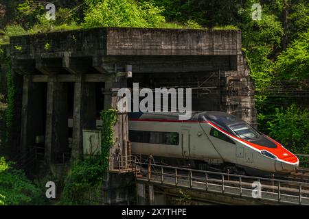 Roter Hochgeschwindigkeitszug von Italien in die Schweiz in der Nähe des Bahnhofs Varzo Italien 05 11 2024 Stockfoto