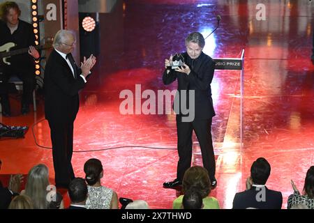 König Carl XVI Gustaf überreicht den Polar Music Prize 2024 an ESA-Pekka Salonen im Grand Hotel in Stockholm, Schweden am 21. Mai 2024.Foto: Jessica G Stockfoto