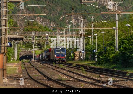 Züge im abendlichen Frühjahrsbahnhof in Varzo Italien 05 11 2024 Stockfoto