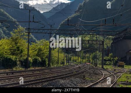 Züge im abendlichen Frühjahrsbahnhof in Varzo Italien 05 11 2024 Stockfoto