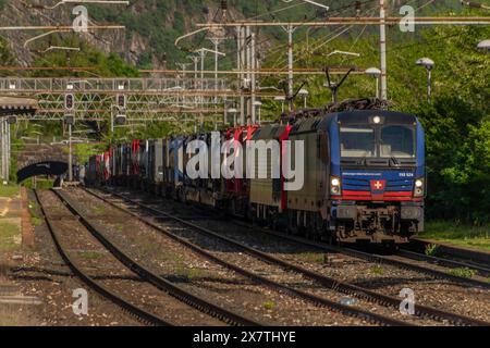 Züge im abendlichen Frühjahrsbahnhof in Varzo Italien 05 11 2024 Stockfoto