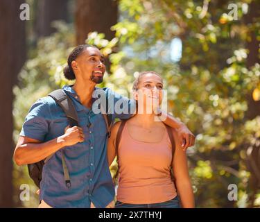 Nahaufnahme Eines Liebevollen Jungen Aktiven Paares Mit Rucksäcken Beim Wandern Auf Dem Trail Durch Die Landschaft Stockfoto