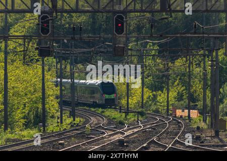 Züge im abendlichen Frühjahrsbahnhof in Varzo Italien 05 11 2024 Stockfoto