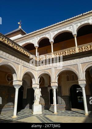 Hof des Palastes im Mudéjar-Stil aus dem xvi. Jahrhundert Casa de Pilatos in Sevilla, Andalusien, Spanien Stockfoto