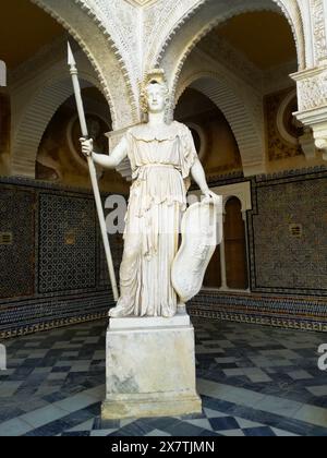 Pallas Athena Statue im Innenhof des Mudéjar-Palastes Casa de Pilatos aus dem 16. Jahrhundert in Sevilla, Andalusien, Spanien Stockfoto