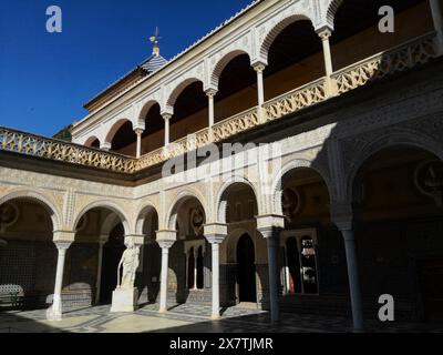 Hof des Palastes im Mudéjar-Stil aus dem xvi. Jahrhundert Casa de Pilatos in Sevilla, Andalusien, Spanien Stockfoto