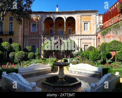 Der von Benbenuto Tortello entworfene Garten Jardín Grande befindet sich im Palast Casa de Pilatos aus dem 16. Jahrhundert in Sevilla, Andalusien, Spanien Stockfoto