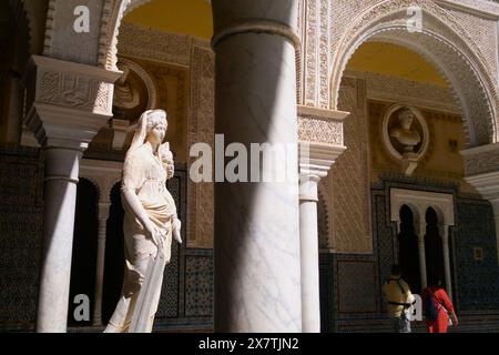 Zwei Besucher im Innenhof des Mudéjar-Palastes Casa de Pilatos aus dem 16. Jahrhundert in Sevilla, Andalusien, Spanien Stockfoto