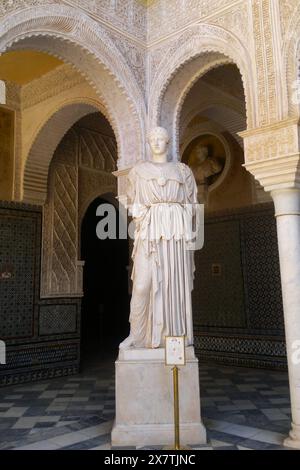 Klassische römische Statue im Innenhof des Mudéjar-Palastes Casa de Pilatos aus dem 16. Jahrhundert in Sevilla, Andalusien, Spanien Stockfoto