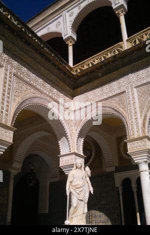 Hof des Palastes im Mudéjar-Stil aus dem xvi. Jahrhundert Casa de Pilatos in Sevilla, Andalusien, Spanien Stockfoto