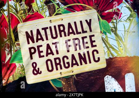 Etikett „Natürlich torffrei“ und „Bio“ auf einem Beutel kommerziellen Gartenkompost. Stockfoto
