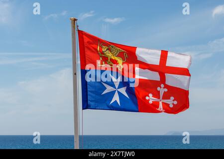 Windgepeitschte Flagge der italienischen Marine Marina Militare. Stockfoto