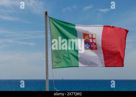 Windgepeitschte Flagge der italienischen Marine Marina Militare. Stockfoto