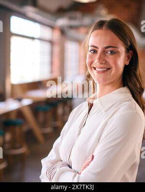 Porträt Einer Lächelnden Jungen Geschäftsfrau, Die Im Modernen Großraumbüro Arbeitet Stockfoto