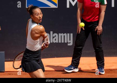 Rom, Italien. Mai 2024. Qinwen Zheng aus China im Kampf gegen Naomi Osaka aus Japan in der vierten Runde am Tag Acht des Internazionali BNL D’Italia 2024 im Foro Italico in Rom, Italien. Qinwen Zheng gewann gegen Naomi Osaka 6:2 4 Credit: SOPA Images Limited/Alamy Live News Stockfoto