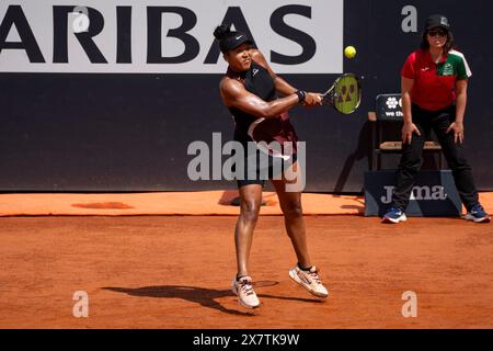 Rom, Italien. Mai 2024. Naomi Osaka aus Japan im Kampf gegen Qinwen Zheng aus China in der vierten Runde am 8. Tag der Internazionali BNL D’Italia 2024 im Foro Italico in Rom, Italien. Qinwen Zheng gewann gegen Naomi Osaka 6:2 4 Credit: SOPA Images Limited/Alamy Live News Stockfoto