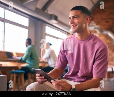 Junger Geschäftsmann Mit Digitalem Tablet, Der In Modernen Großraumbüros Arbeitet Stockfoto